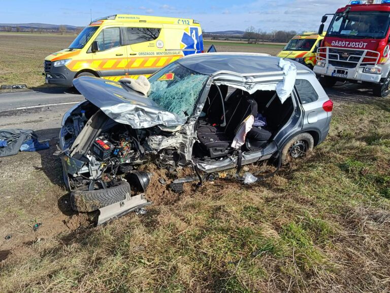 Feszítővágóval szabadították ki a sofőrt