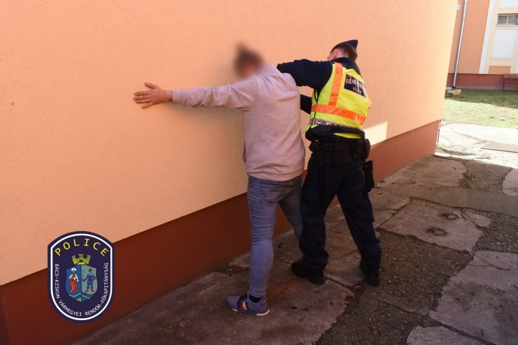 Emberkereskedelem és lopás miatt körözték