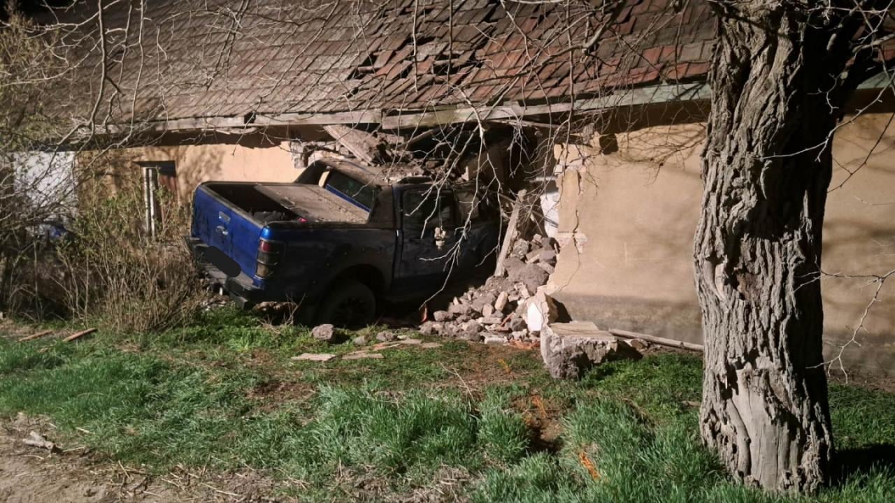 Családi ház falának ütközött egy személygépkocsi