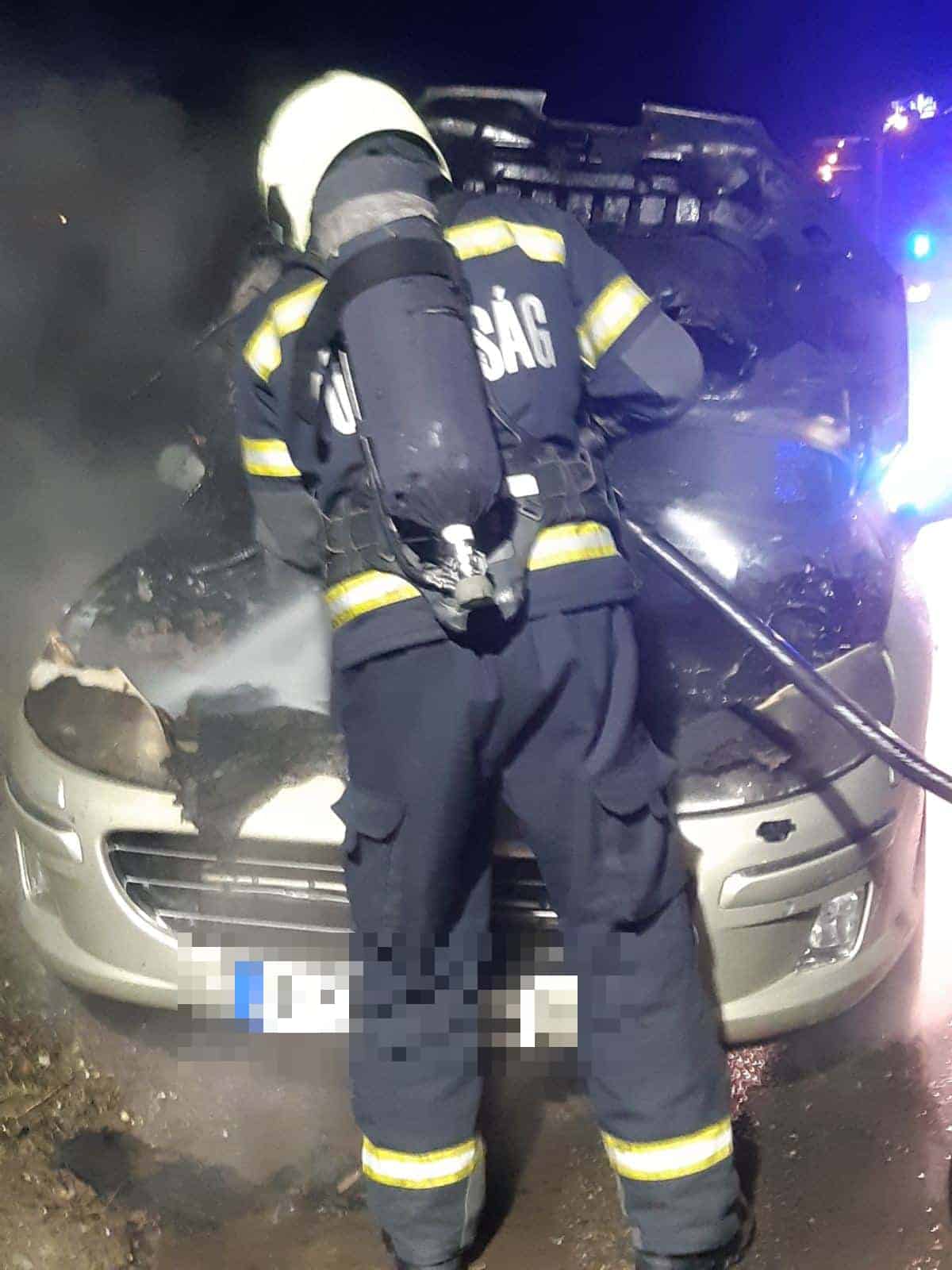 Kigyulladt egy gépkocsi a 11-es főúton