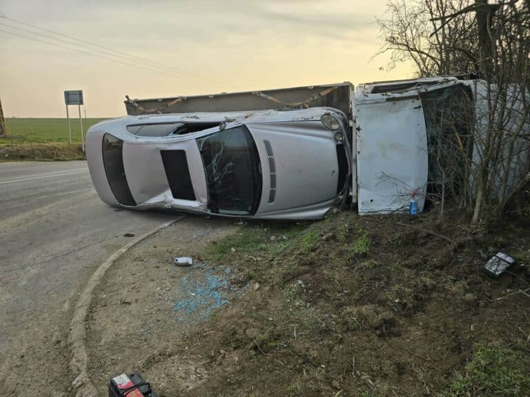 Traktor és tréler ütközött Mezőfalva közelében