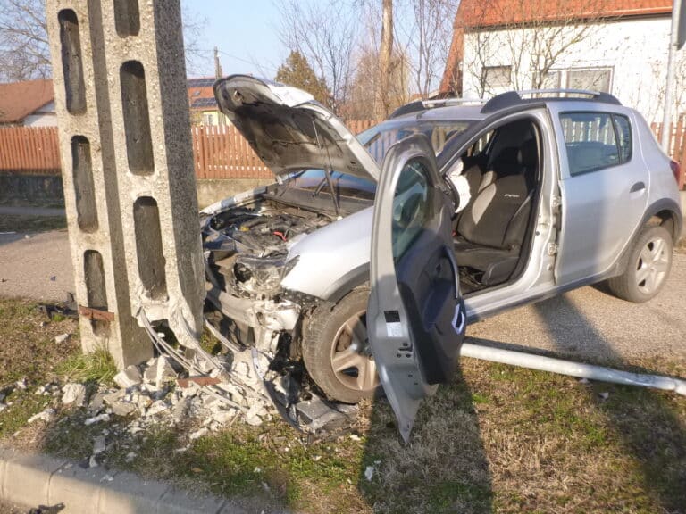 Villanyoszlopnak hajtott egy autó Jászberényben