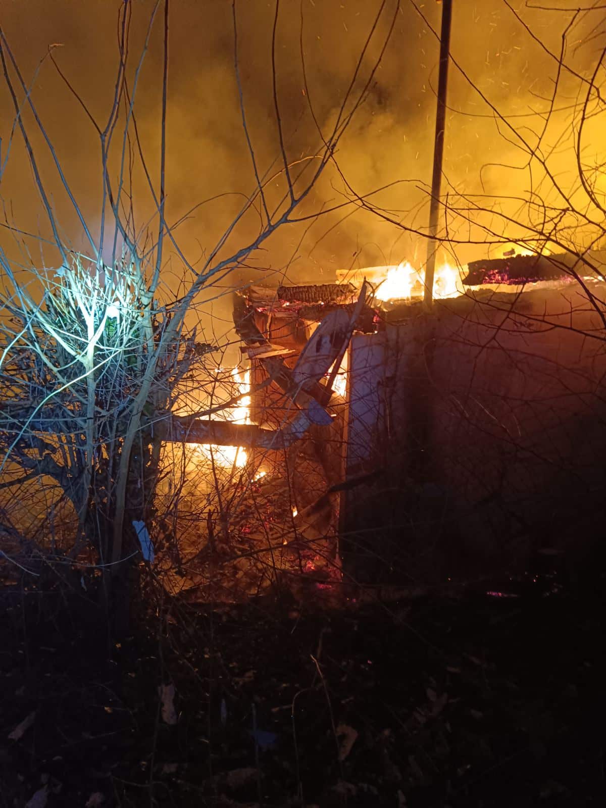 Fa szerkezetű épület égett Sülysápon