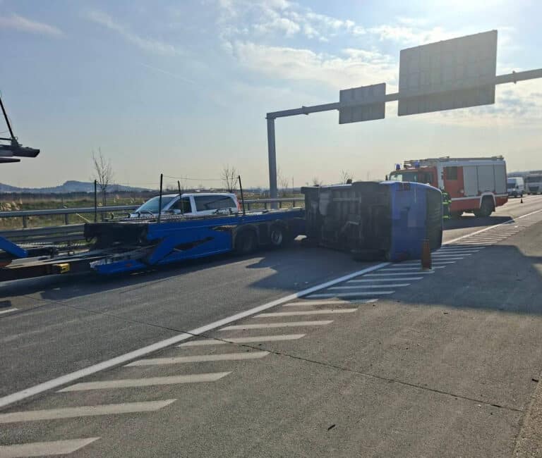 Oldalára borult egy kisbusz az M0-ás autóúton