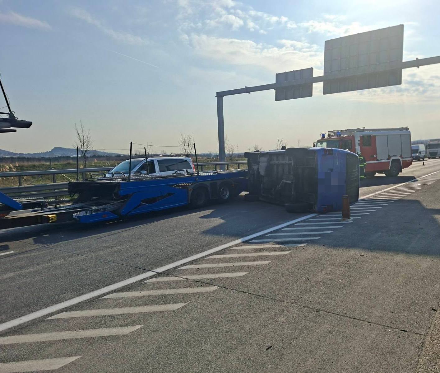 Oldalára borult egy kisbusz az M0-ás autóúton
