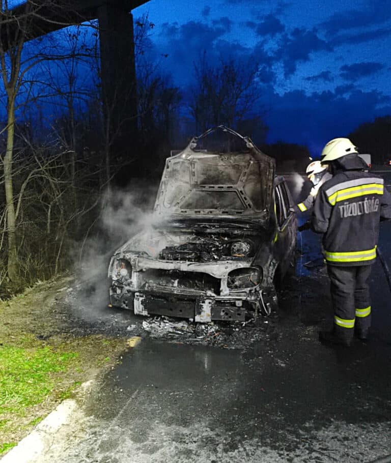 Autó égett Kőröshegyen