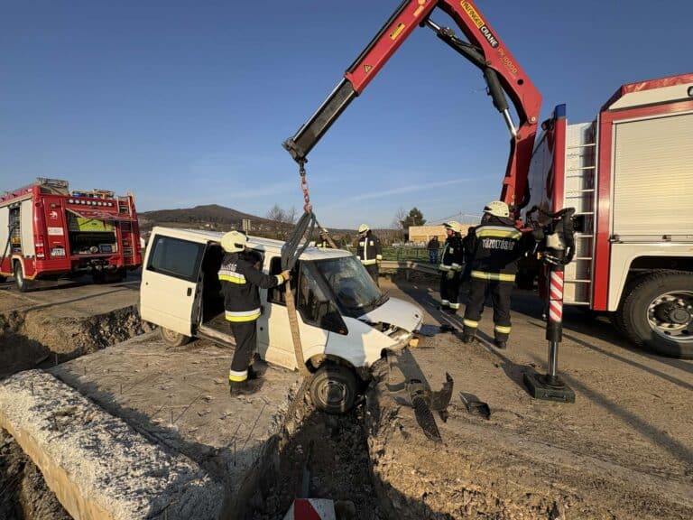 Árokba hajtott egy kisbusz hétfőn, kora reggel Villány külterületén