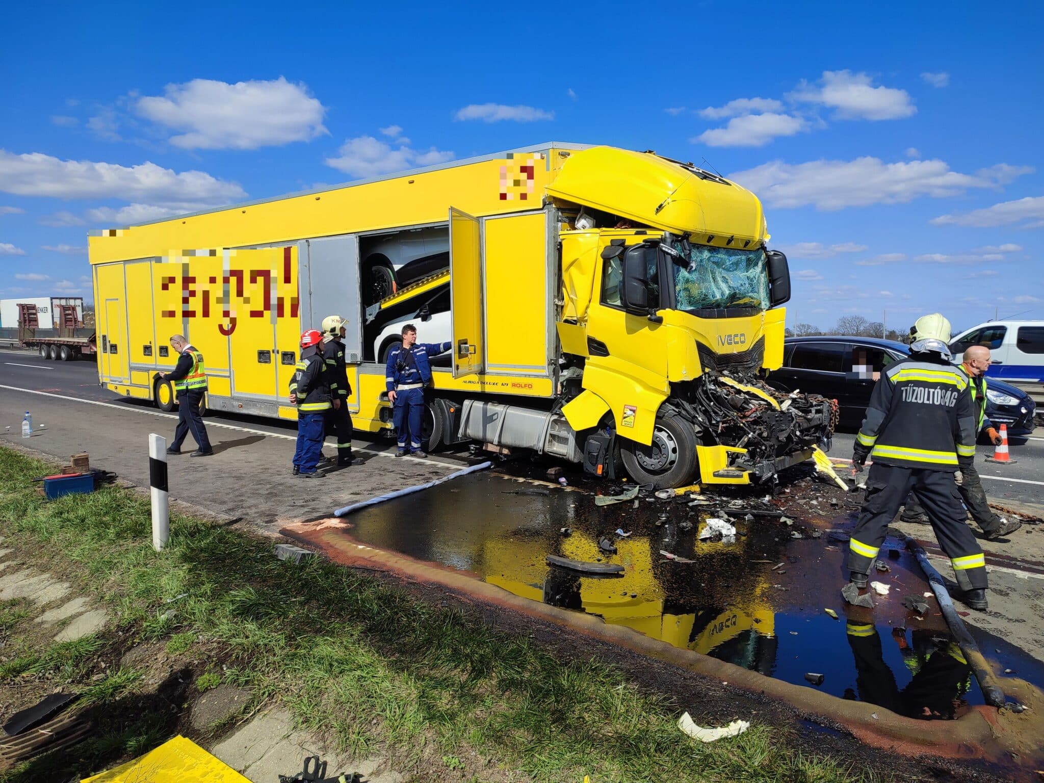 Összeütközött két kamion az autópályán
