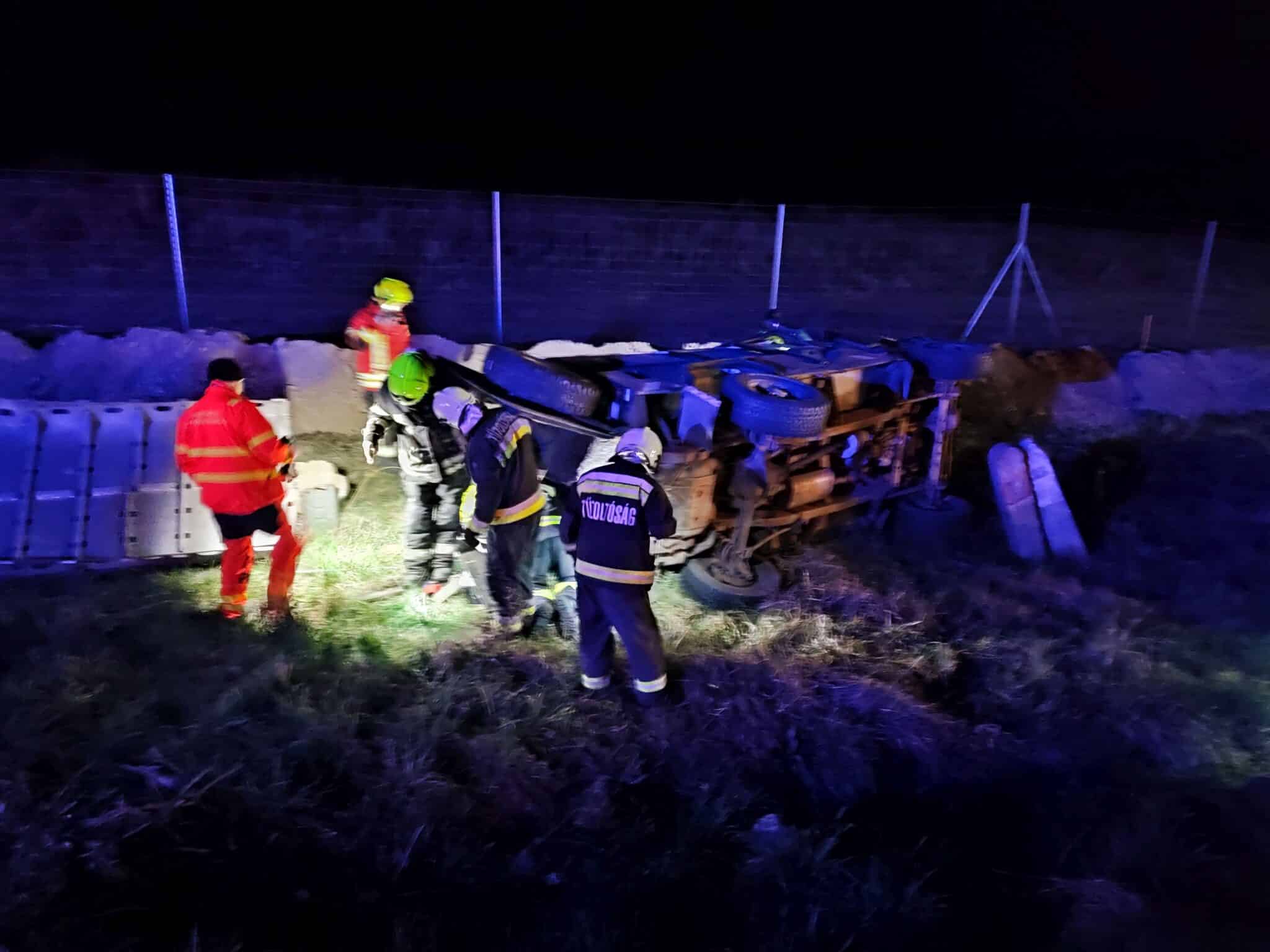 árokba hajtott egy trélert vontató terepjáró