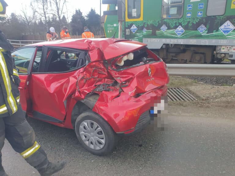 Vonat és autó ütközött Gyöngyösfalunál