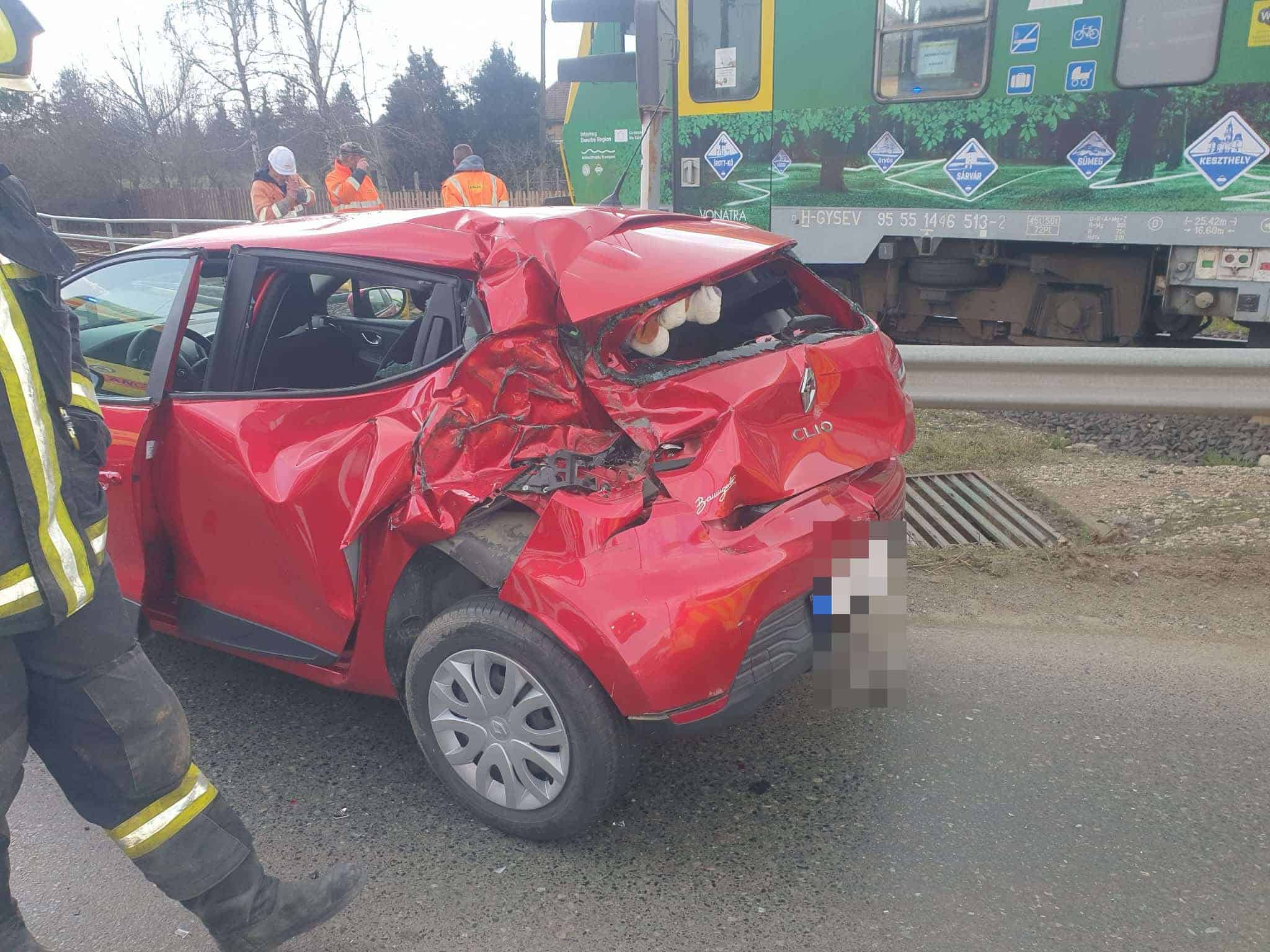 Vonat és autó ütközött Gyöngyösfalunál