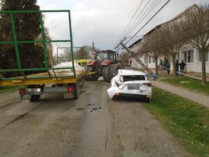 Villanyoszlop dőlt ki a balesetben