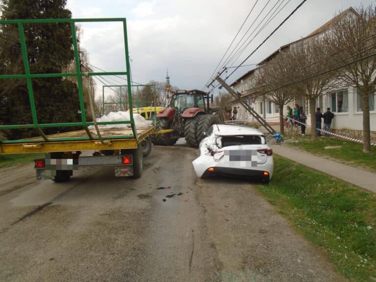 Villanyoszlop dőlt ki a balesetben