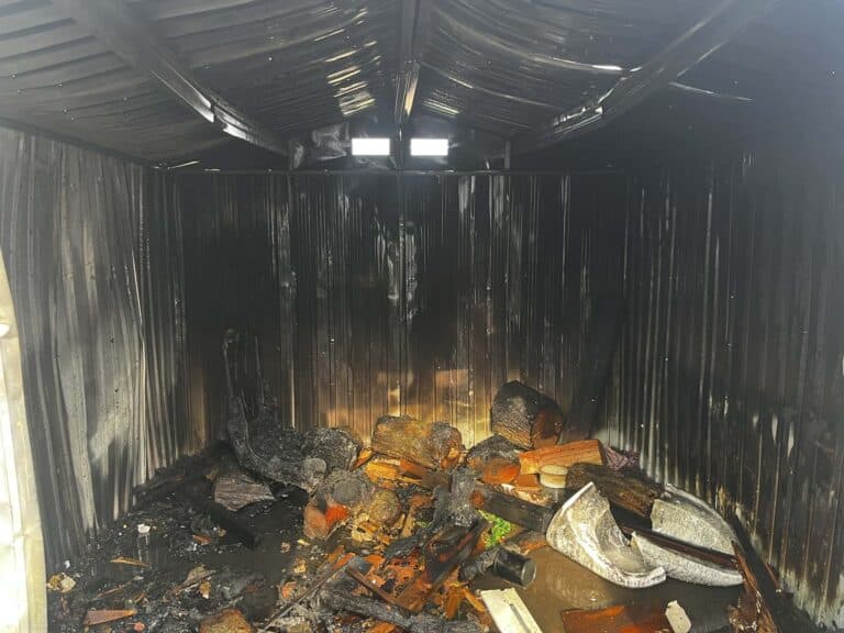 Hulladék égett egy szolnoki udvaron