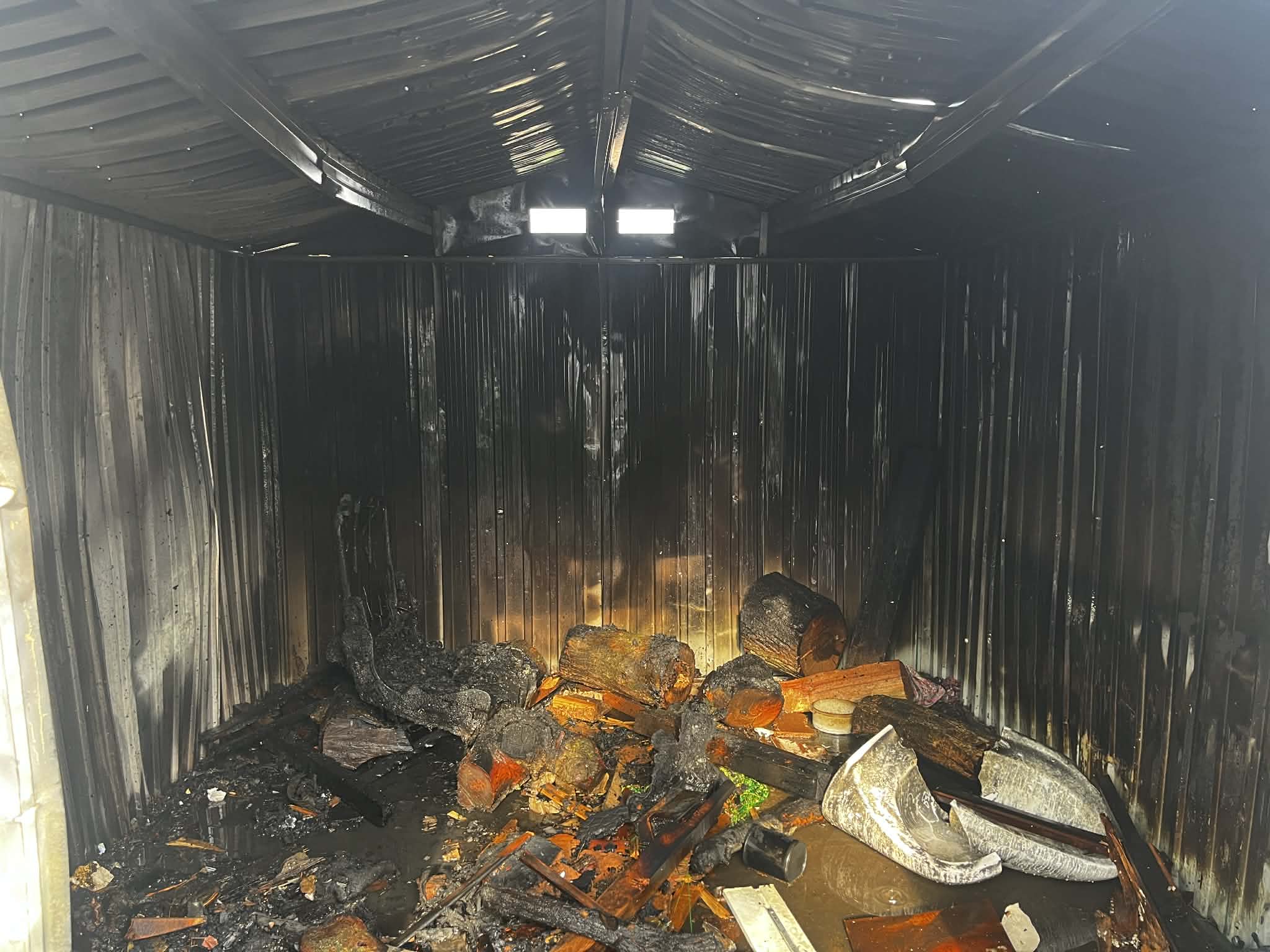 Hulladék égett egy szolnoki udvaron