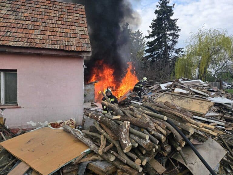 Nagy mennyiségű hulladék és felhalmozott tűzifa kapott lángra Gödöllőn