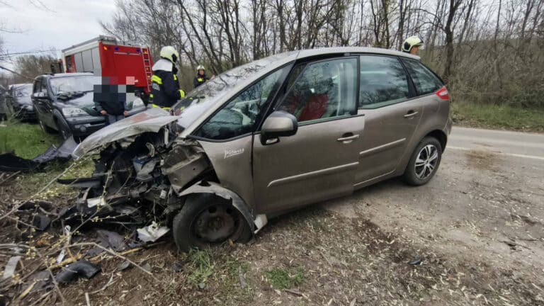 Két személygépkocsi ütközött össze Páty közelében