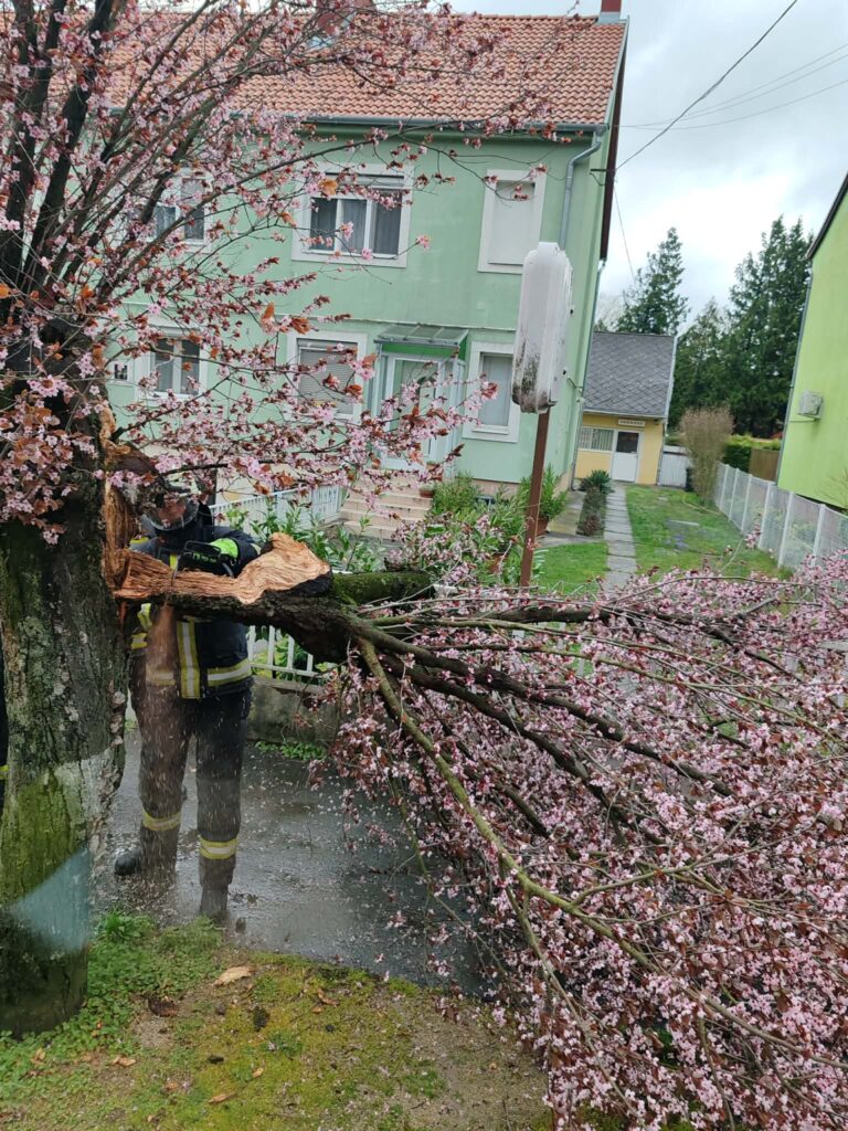 Sok munkát ad a viharos szél a zalai tűzoltóknak