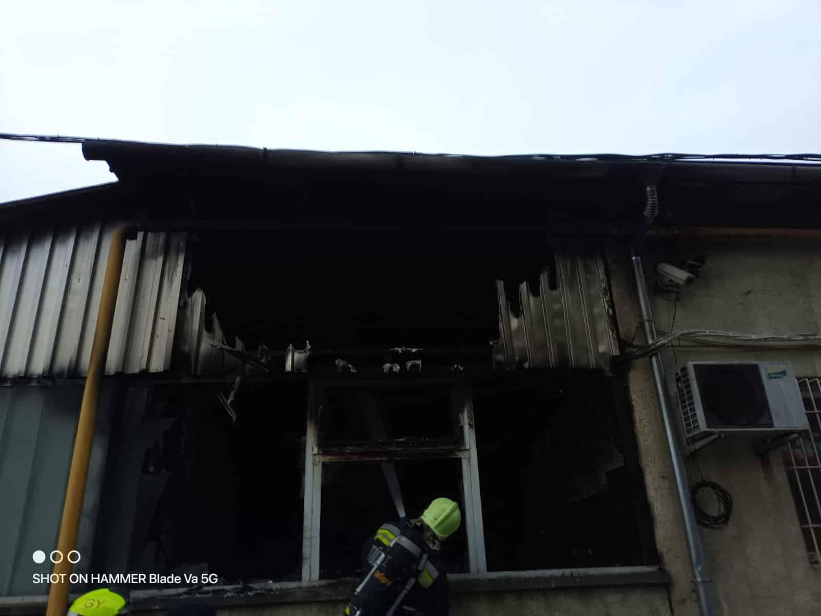 Tűz volt egy győri sütödében