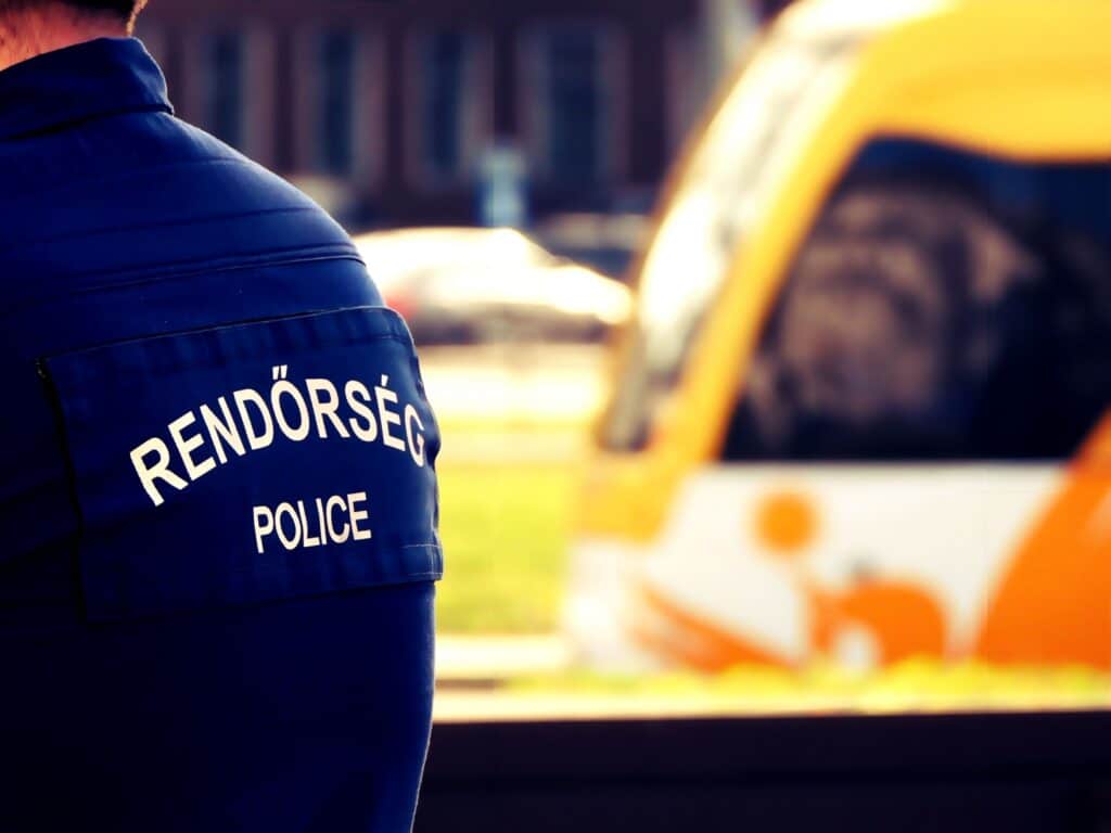 Tető- és épületfelújítási munkákkal csalt el milliókat egy debreceni férfi