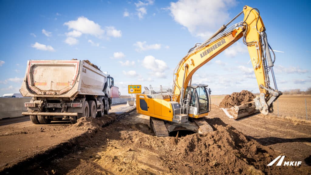 Zajlanak a bővítési munkálatok az M1-es autópálya komáromi szakaszán