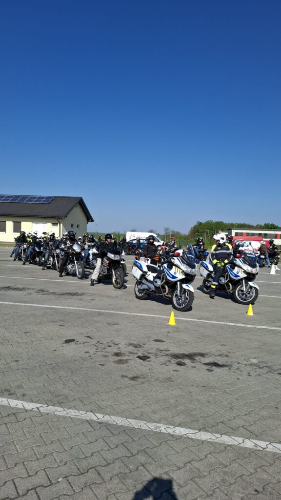 Vezetéstechnikai tréninggel segítette a rendőrség a motoros szezon biztonságos indulását