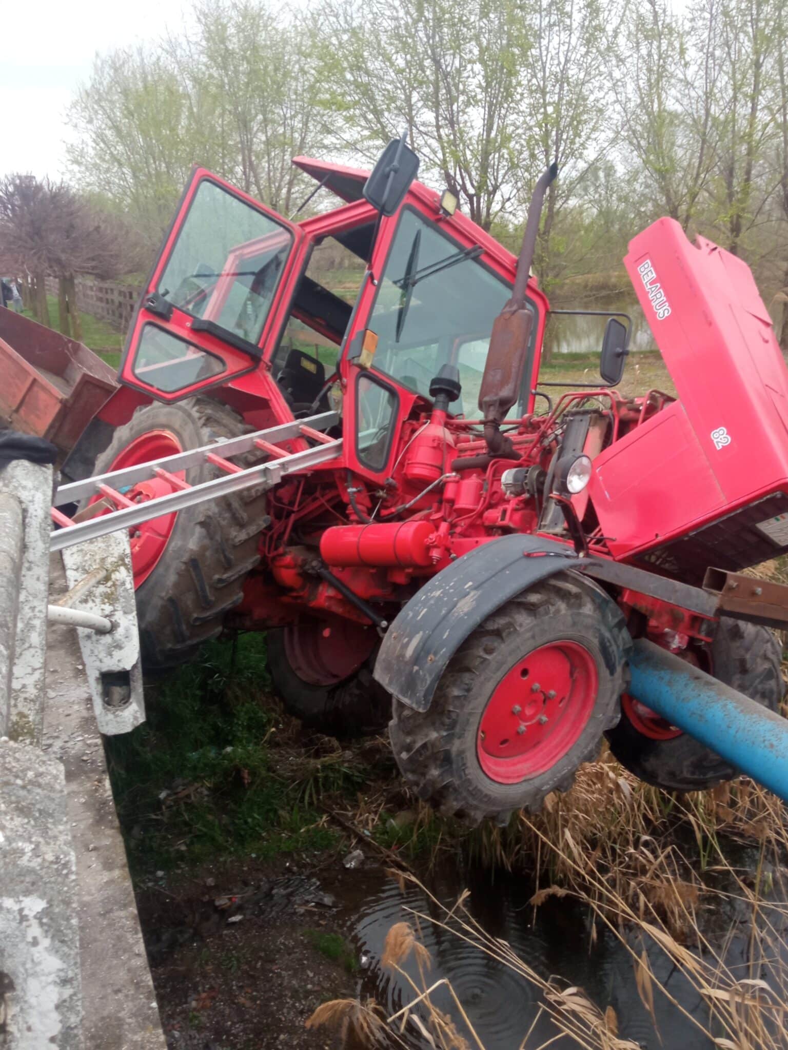 Fennakadt egy csővezetéken egy traktor Soltszentimrén