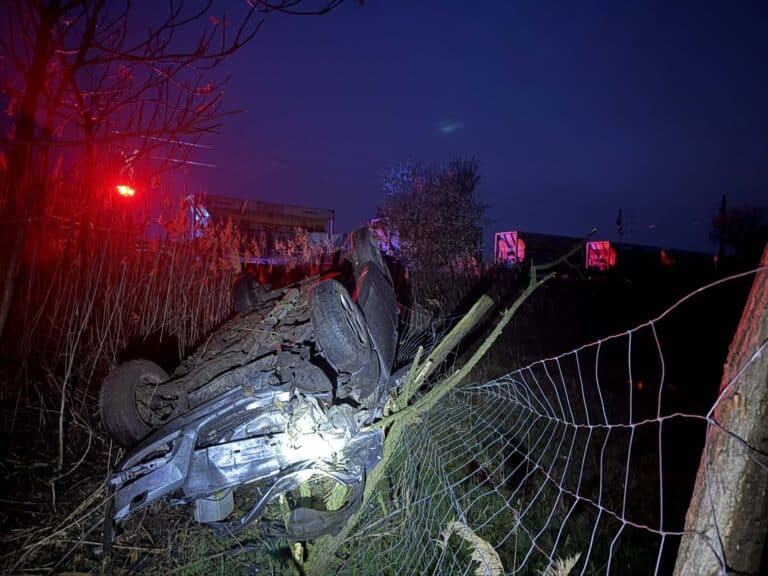 Felborult egy személygépkocsi a 4-es főúton