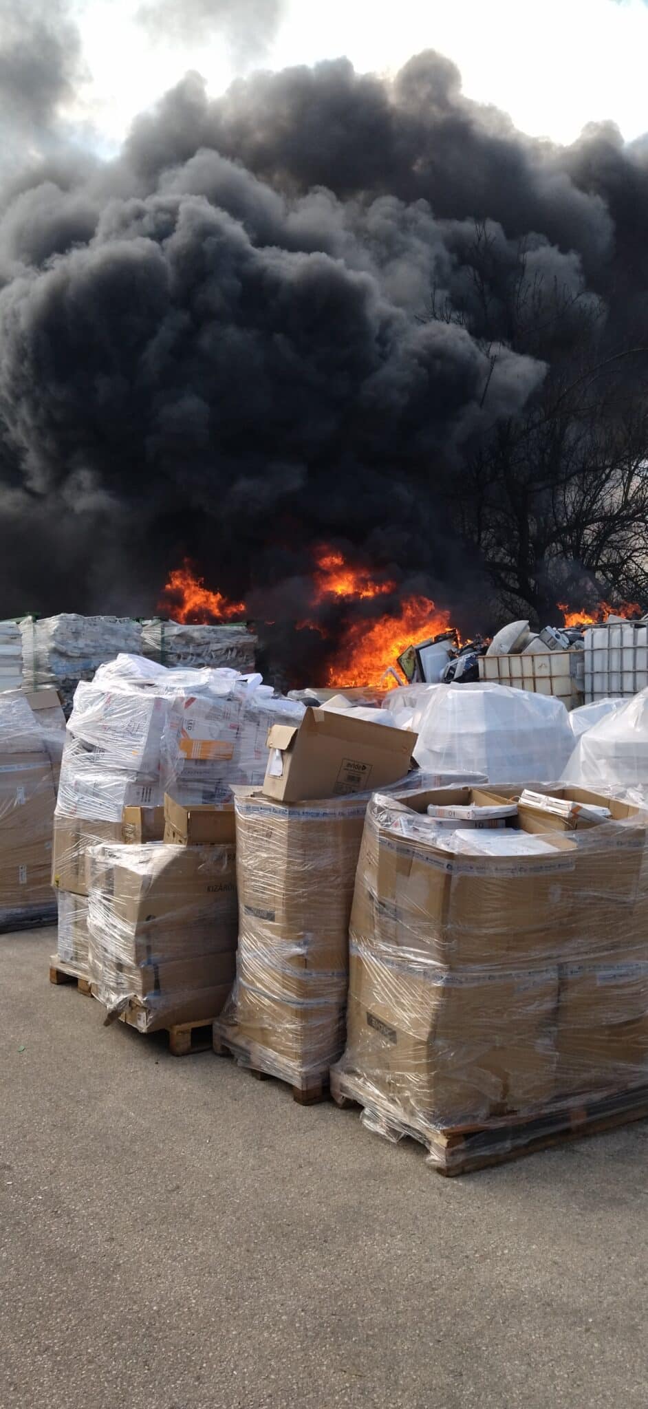 Raklapon tárolt műanyag hulladék gyulladt ki tegnap délelőtt Mezőkovácsházán