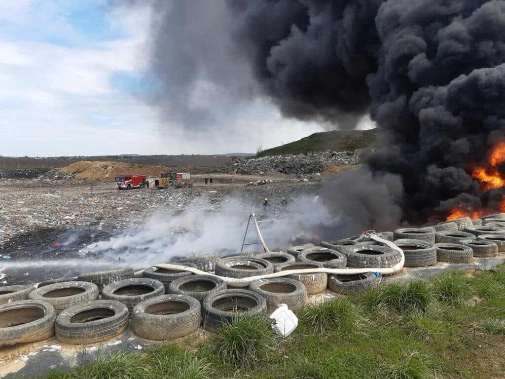 Ezer négyzetméteren égett a szemét a búslakpusztai hulladéklerakóban