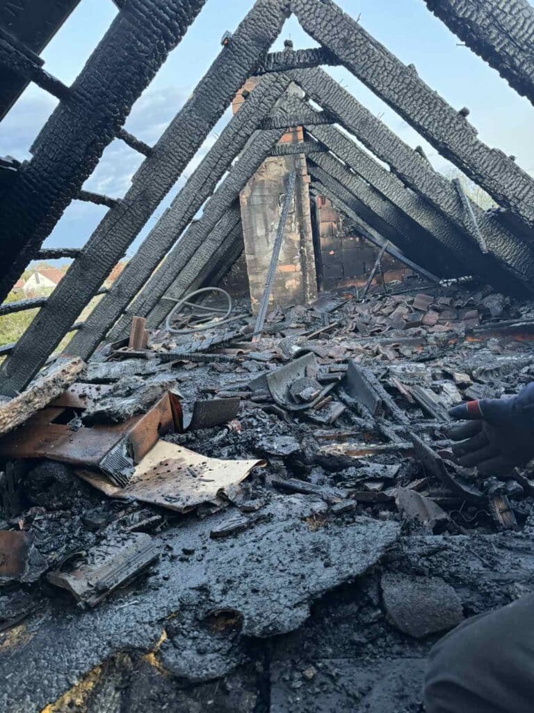 Kigyulladt egy százhúsz négyzetméteres családi ház tetőszerkezete Dabason