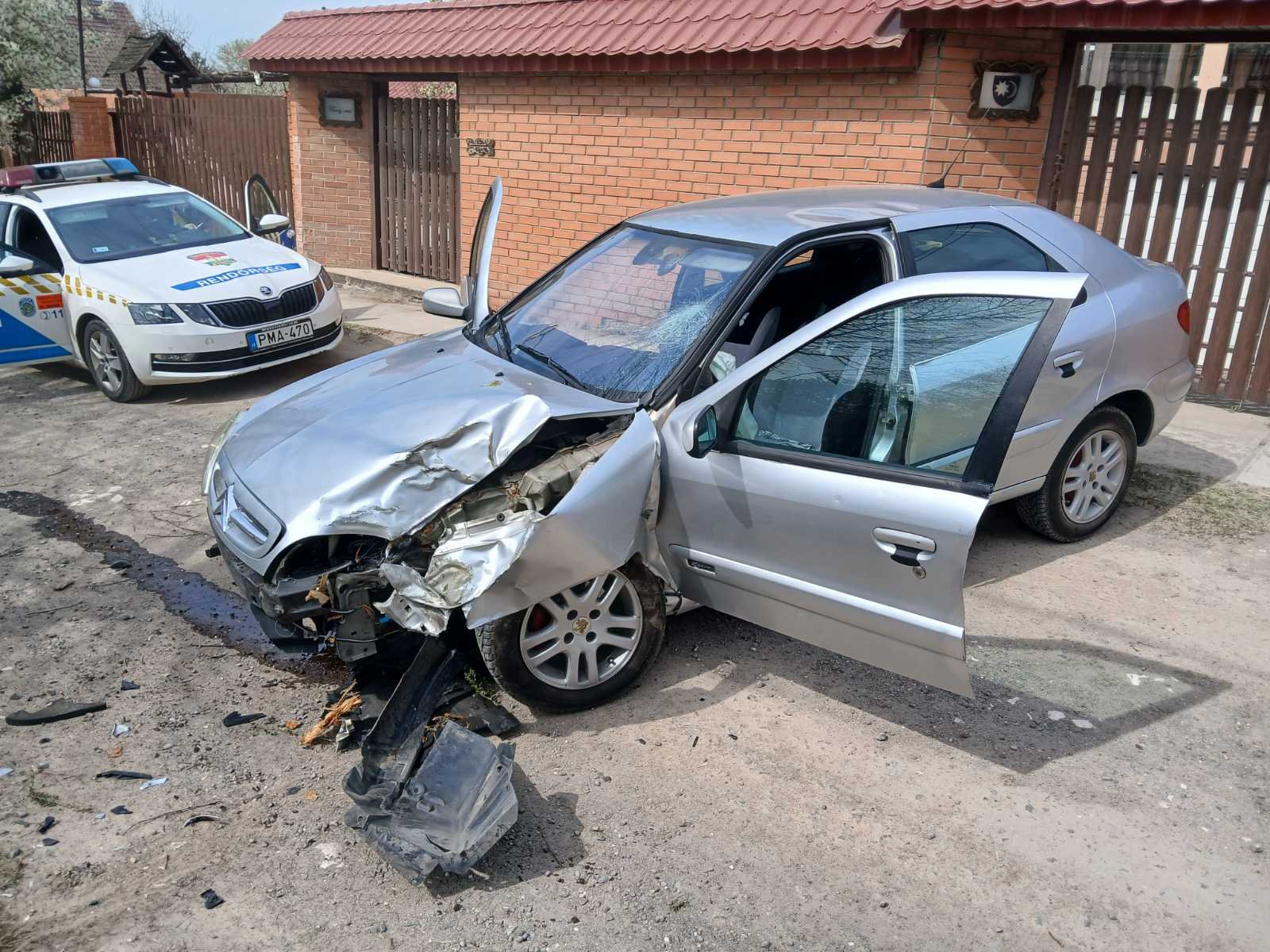 Fának ütközött egy személygépkocsi Tóalmáson