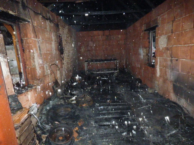 Egy ház terasza és garázsa égett Karcagon