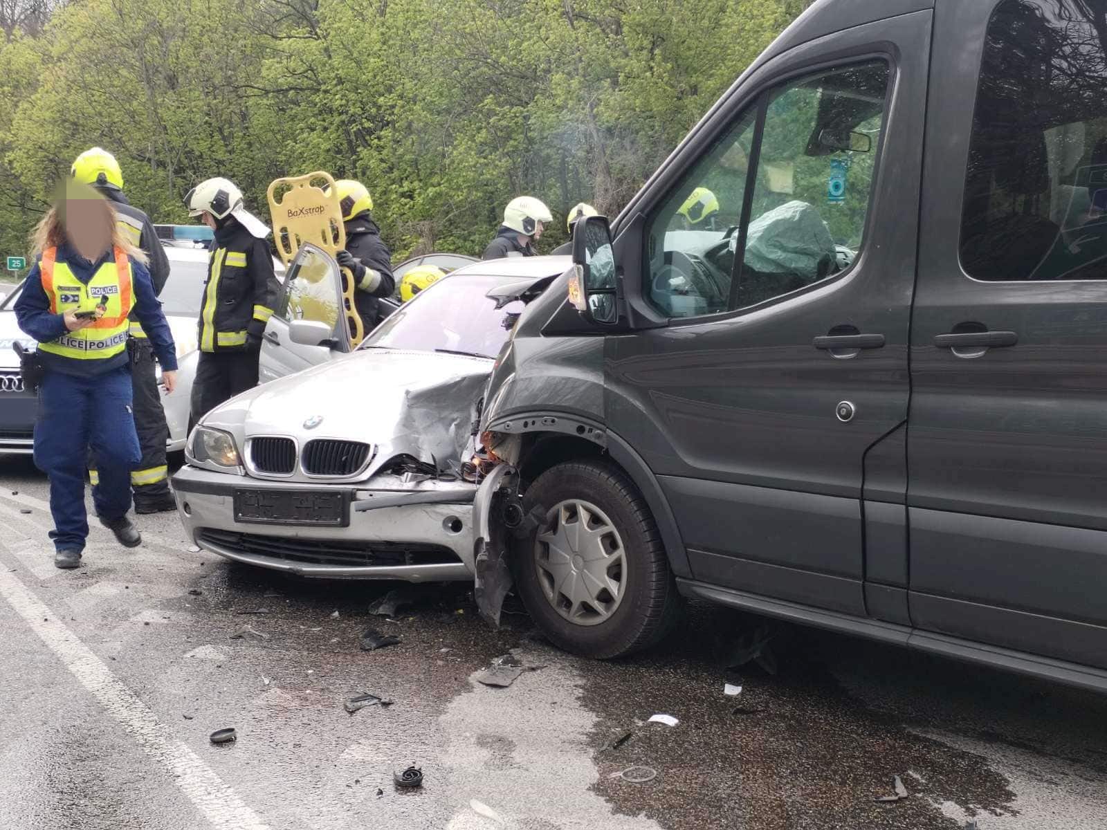 Kisbusz és személyautó ütközött a 3-as főúton Gödöllőnél