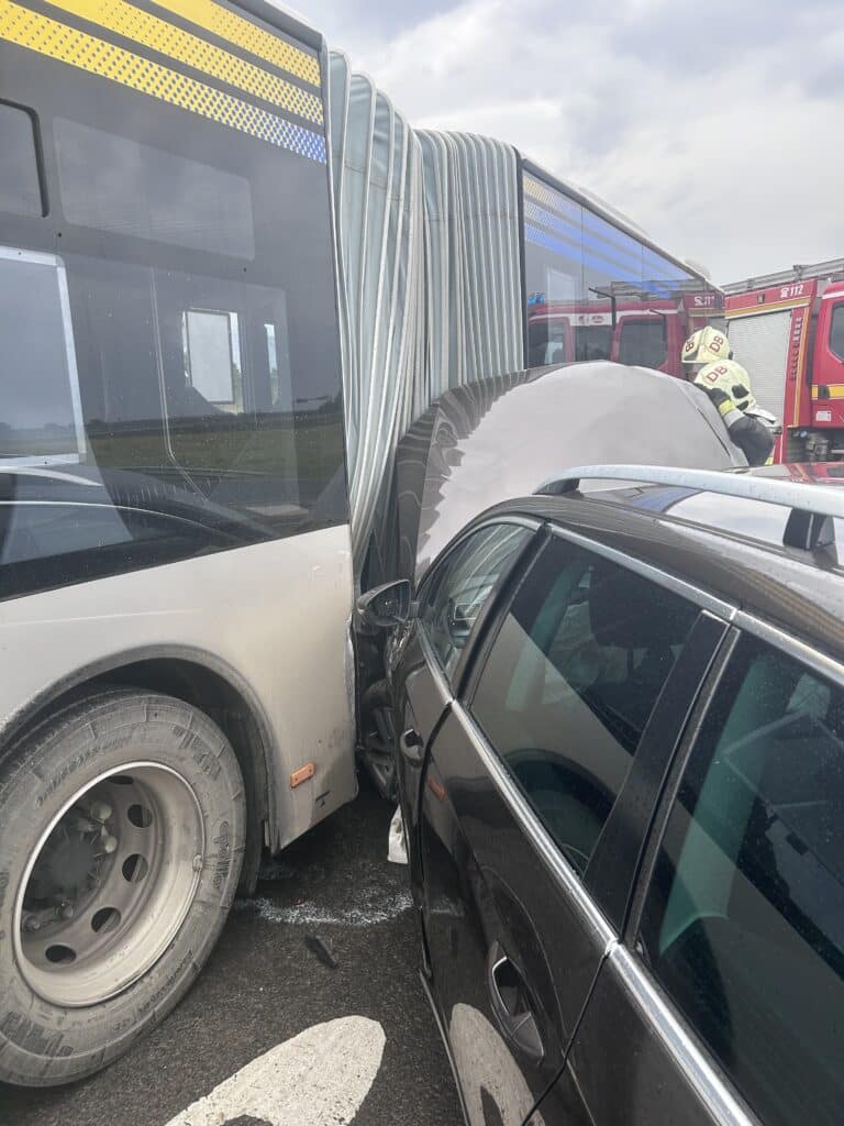 Autó és menetrend szerinti busz ütközött Debrecennél