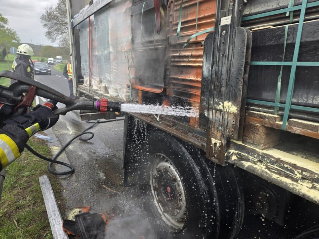 Kamion rakterében keletkezett tűz Zalaapátinál