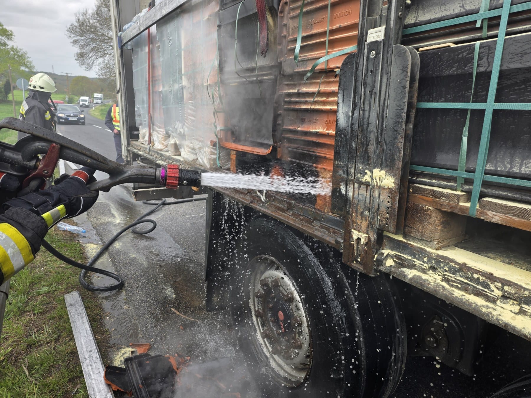 Kamion rakterében keletkezett tűz Zalaapátinál