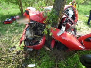 Fának ütközött egy autó Karcagnál