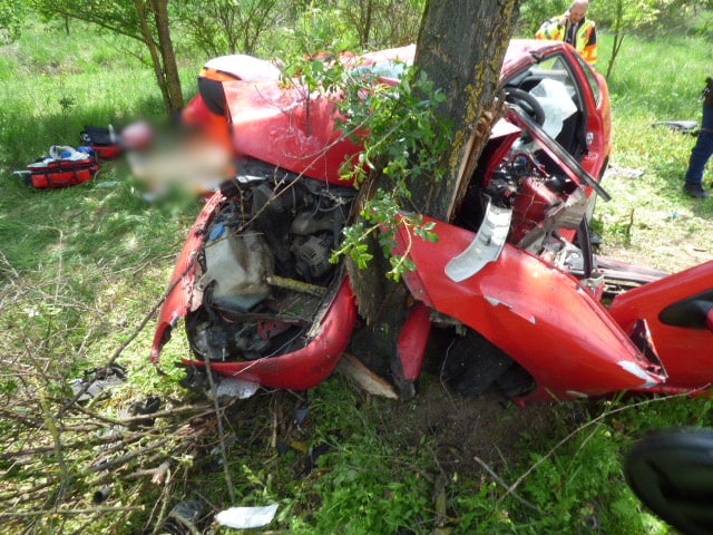 Fának ütközött egy autó Karcagnál