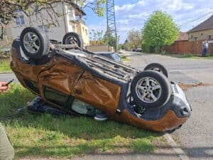 felborult autó Érden