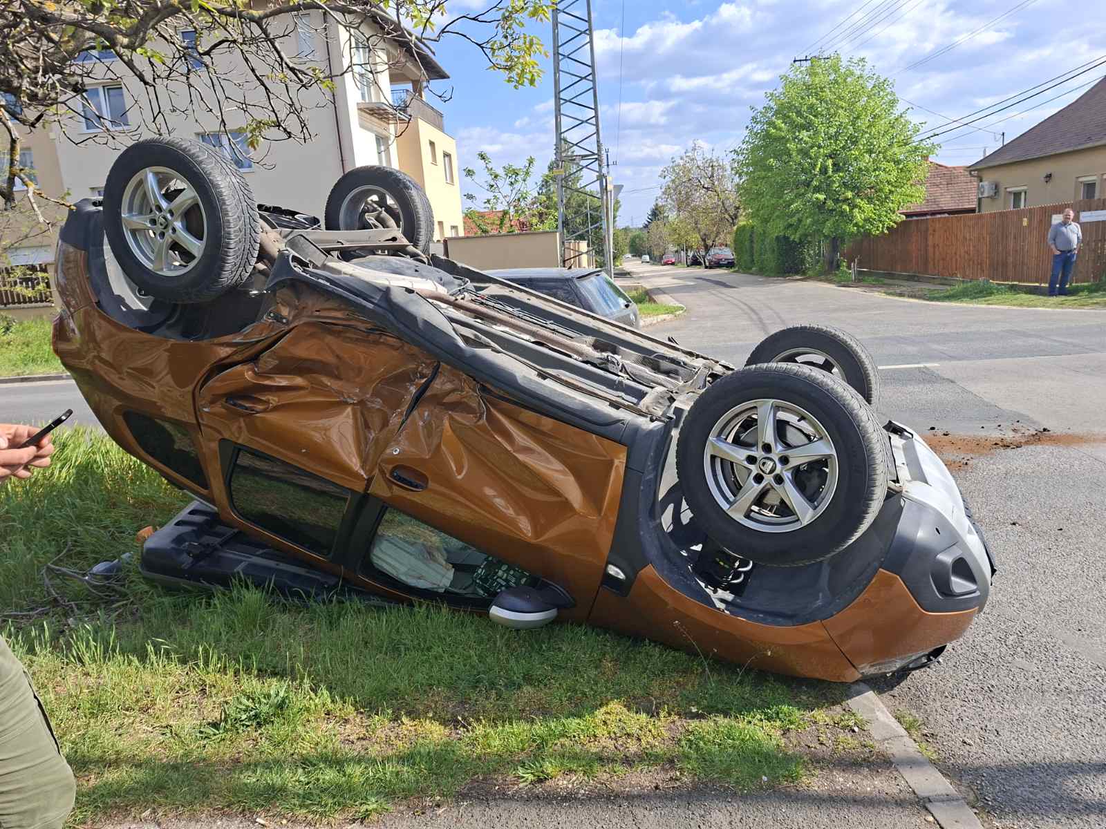 felborult autó Érden