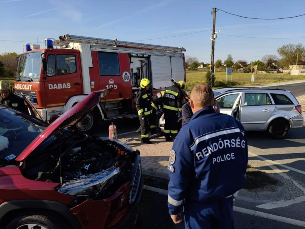 Két autó ütközött össze Dabason