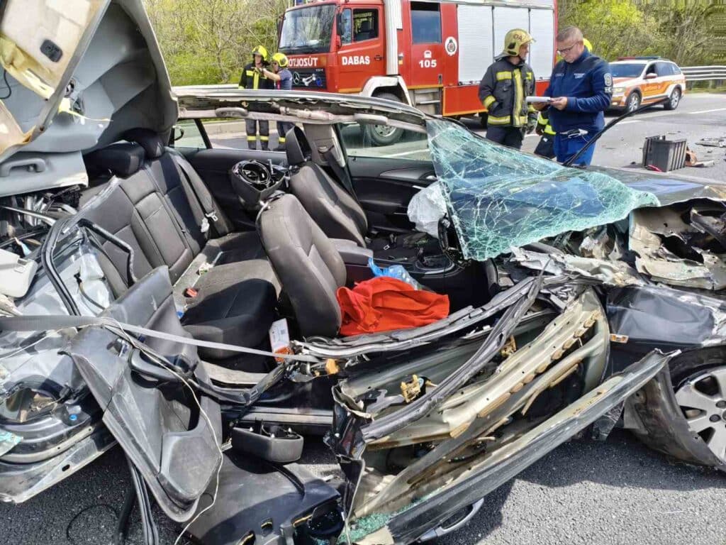 Kamion hátuljába rohant egy autó az M5-ösön Újhartyánnál