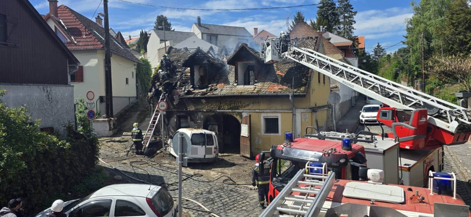 Kigyulladt egy személygépkocsi és egy épület Szentendrén