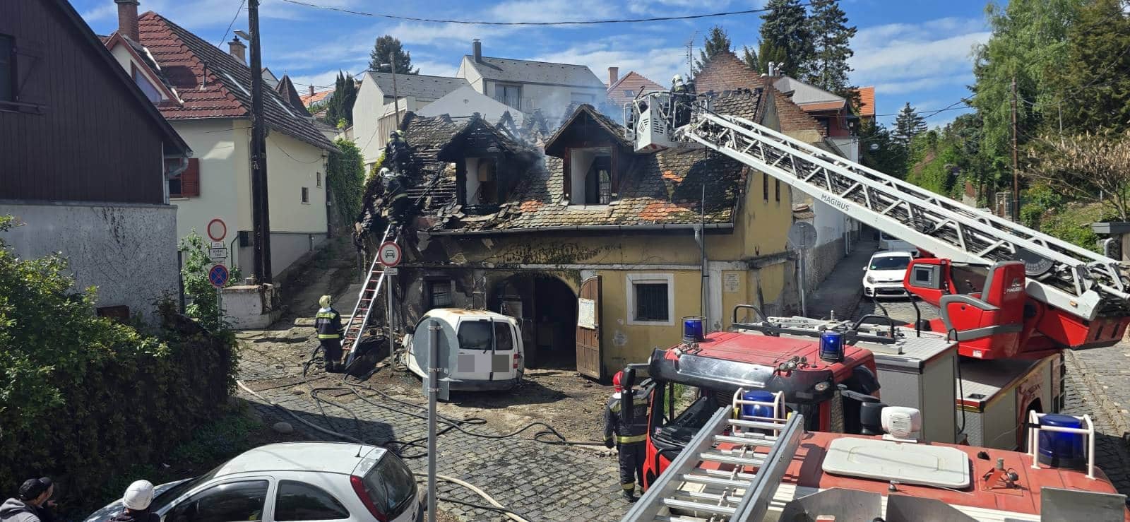 Kigyulladt egy személygépkocsi és egy épület Szentendrén
