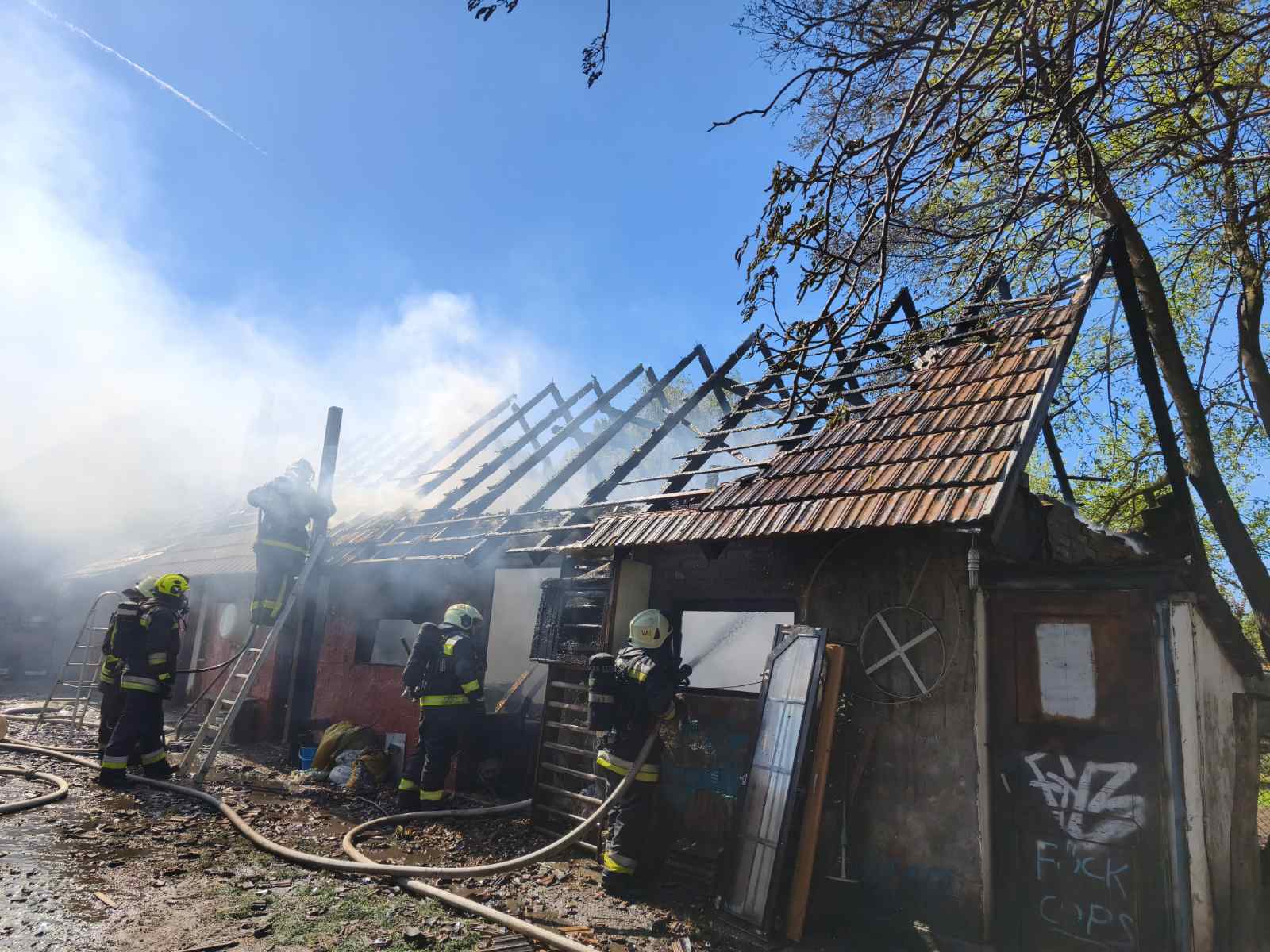 Kigyulladt egy melléképület Baracskán