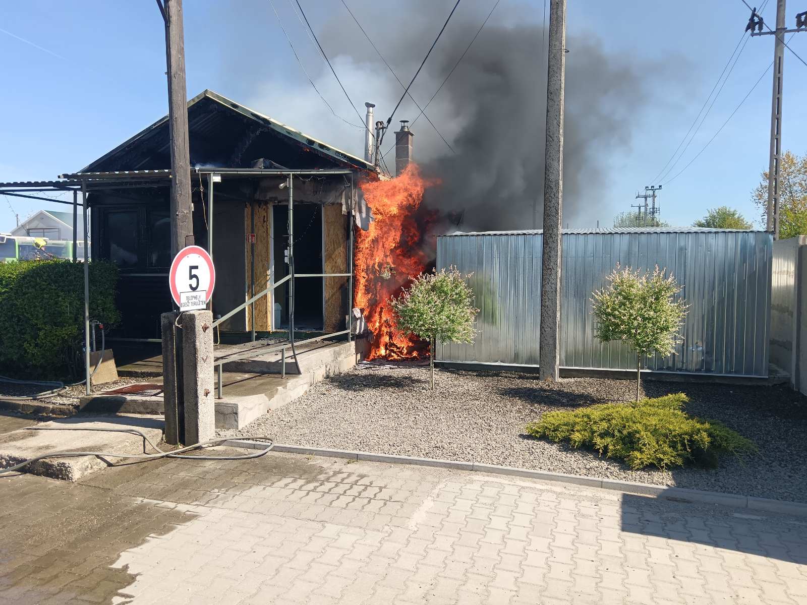 Teljes terjedelmében égett egy lakóépület Gyömrőn