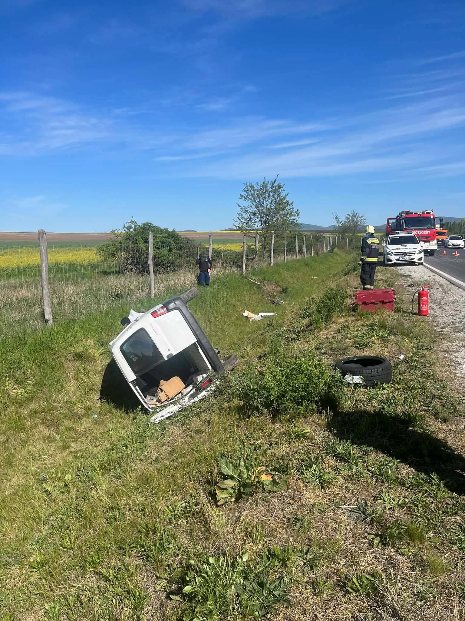 Kisteherautó borult árokba a 21-es főúton, Jobbágyinál