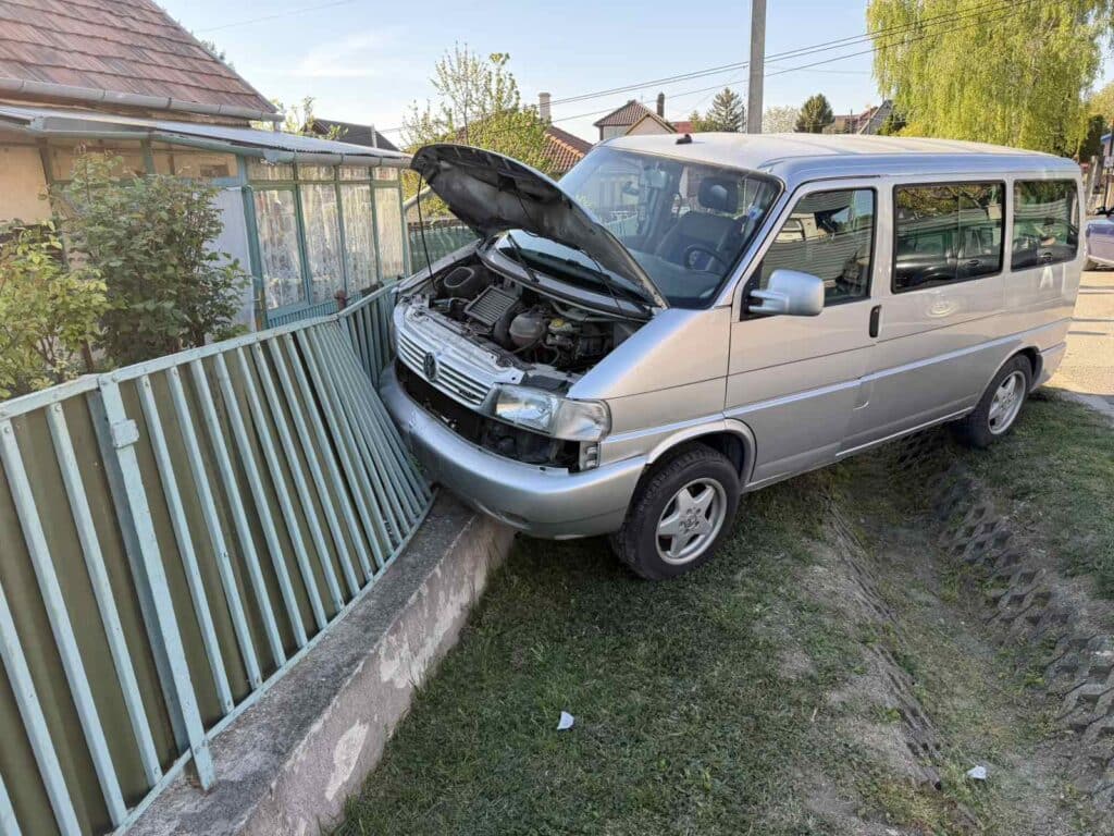 Kisbusz és autó ütközött Maglódon