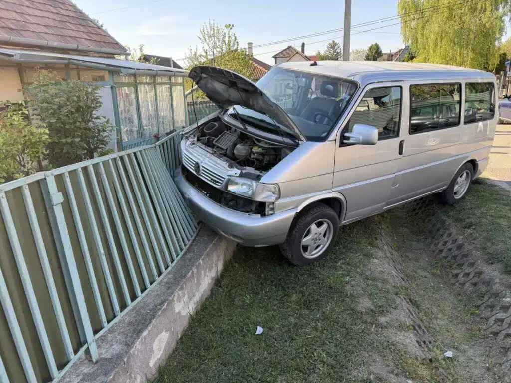 Kisbusz és autó ütközött Maglódon